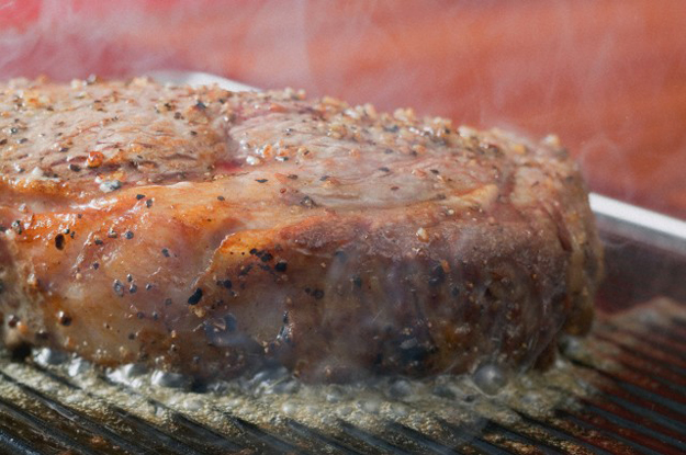 Чтобы равномерно прожарить большие куски мяса, дайте им немного "отдохнуть"